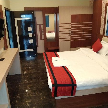 Hotel Delight Deluxe Pipra Dewās Exteriör bild