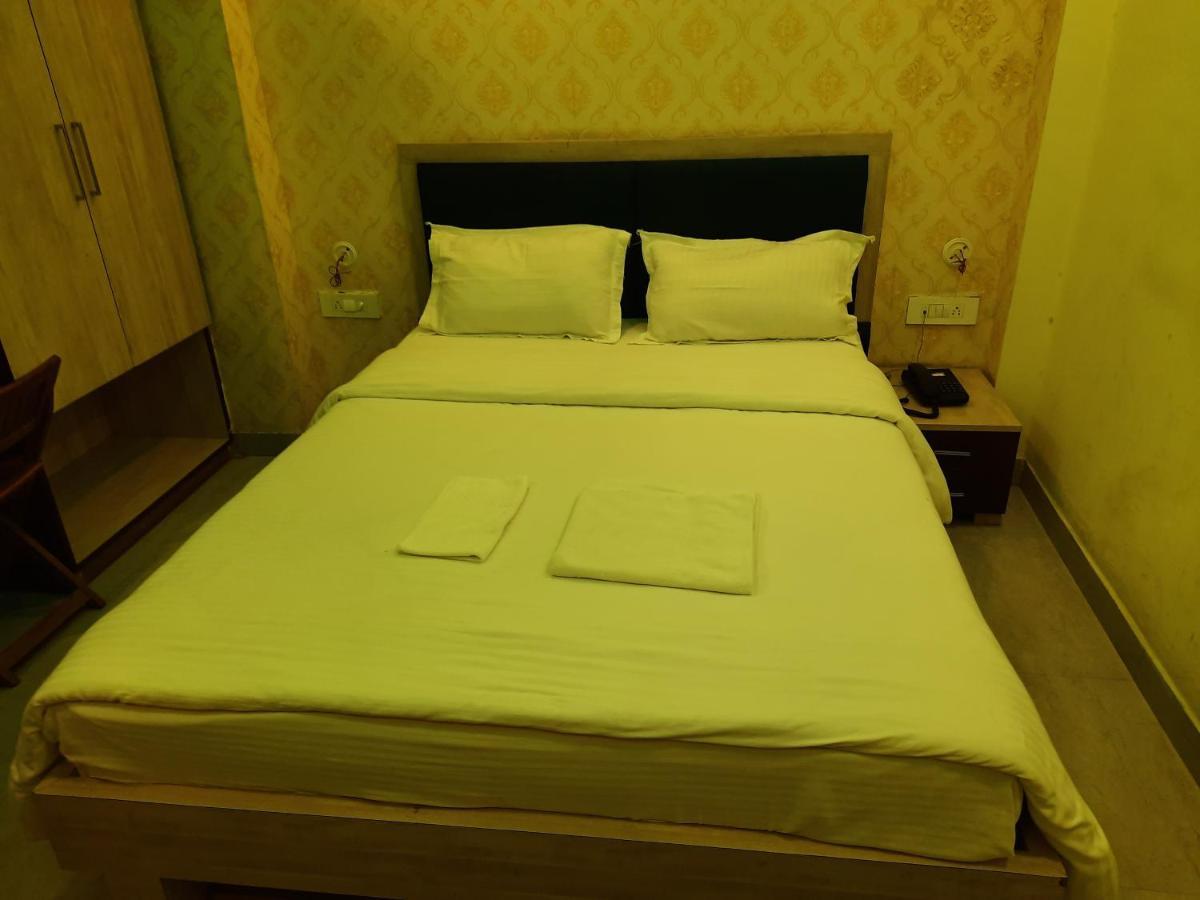 Hotel Delight Deluxe Pipra Dewās Exteriör bild