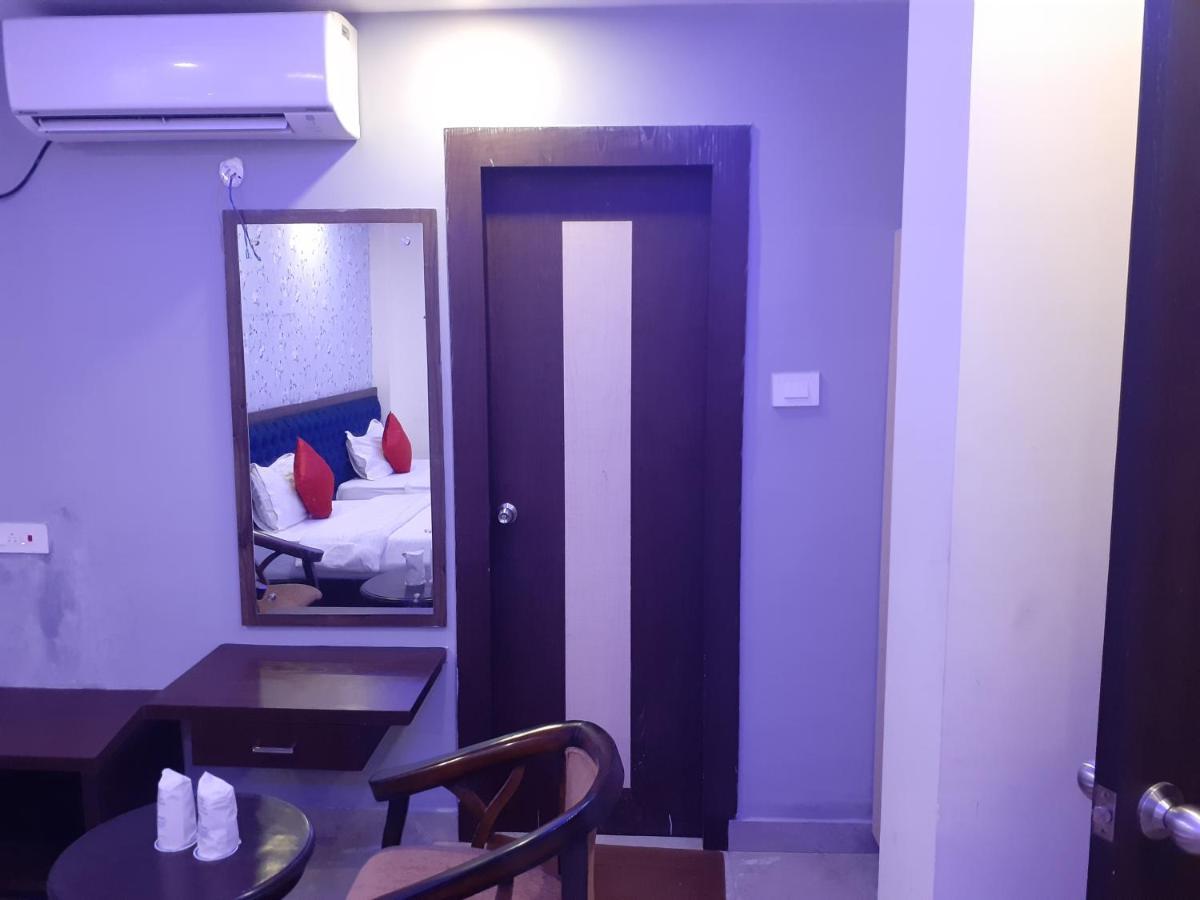 Hotel Delight Deluxe Pipra Dewās Exteriör bild