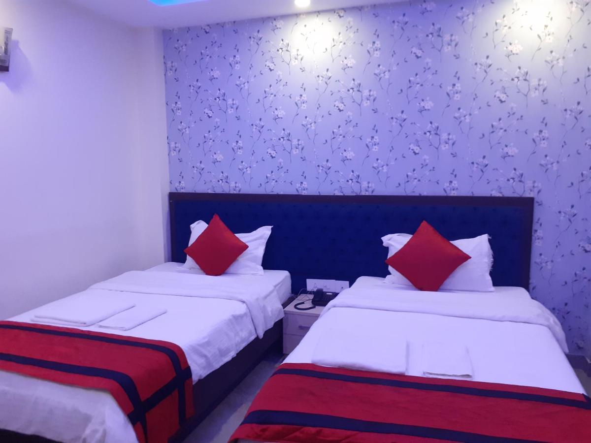 Hotel Delight Deluxe Pipra Dewās Exteriör bild