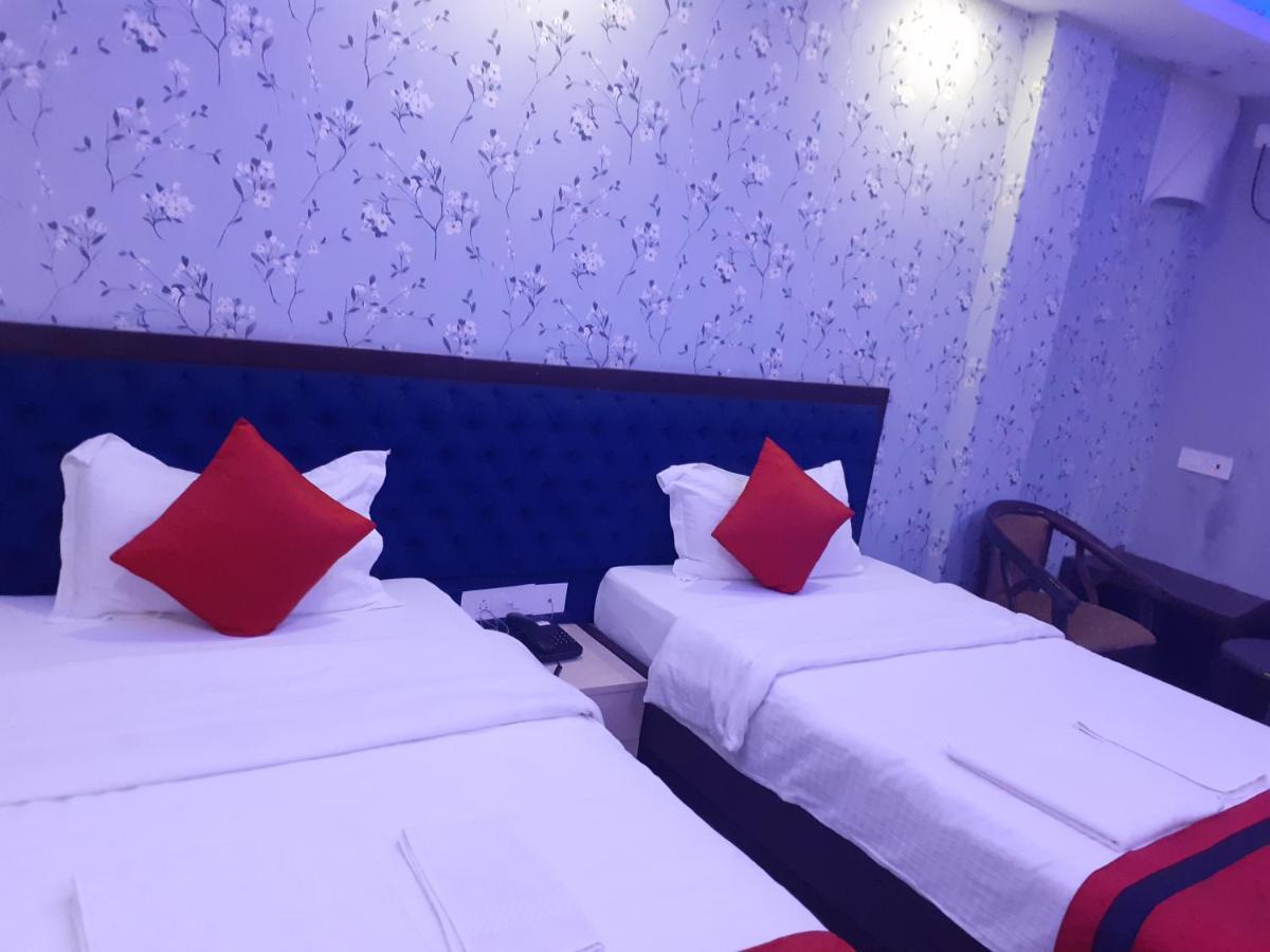 Hotel Delight Deluxe Pipra Dewās Exteriör bild