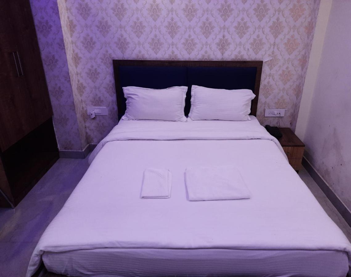 Hotel Delight Deluxe Pipra Dewās Exteriör bild