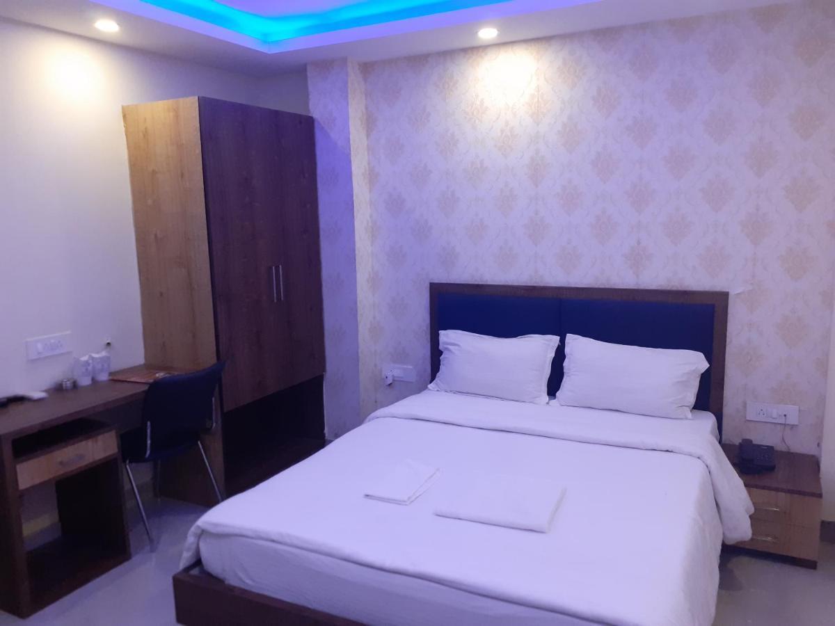 Hotel Delight Deluxe Pipra Dewās Exteriör bild