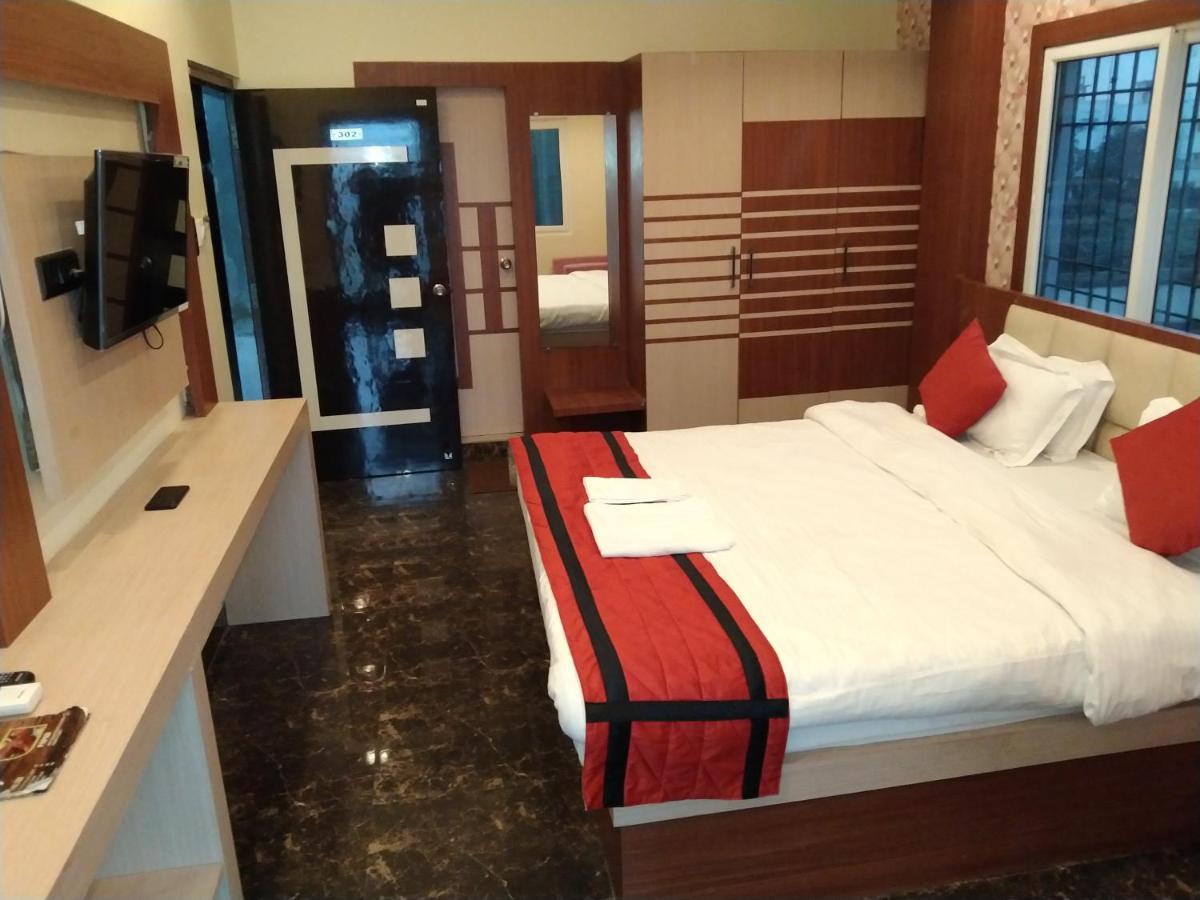 Hotel Delight Deluxe Pipra Dewās Exteriör bild