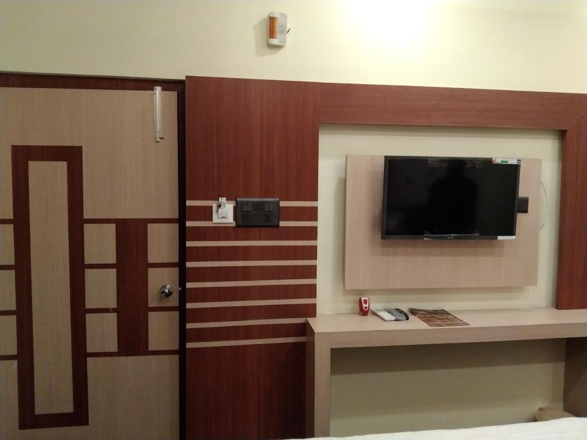 Hotel Delight Deluxe Pipra Dewās Exteriör bild