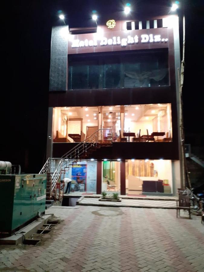Hotel Delight Deluxe Pipra Dewās Exteriör bild